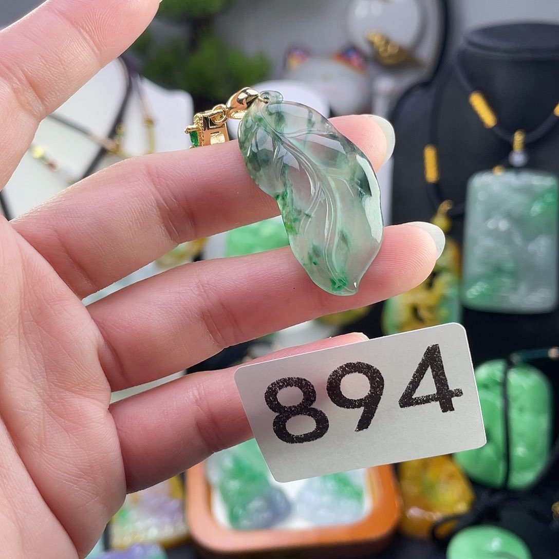 翡翠未镶嵌吊坠(赠链)