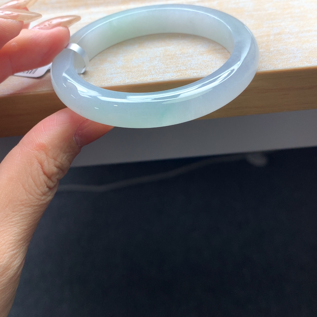 R***m翡翠未镶嵌颈饰手镯