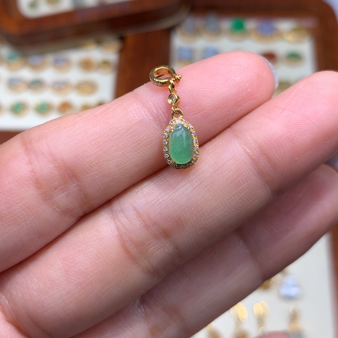 翡翠18K金镶嵌毛衣链福瓜滴溜