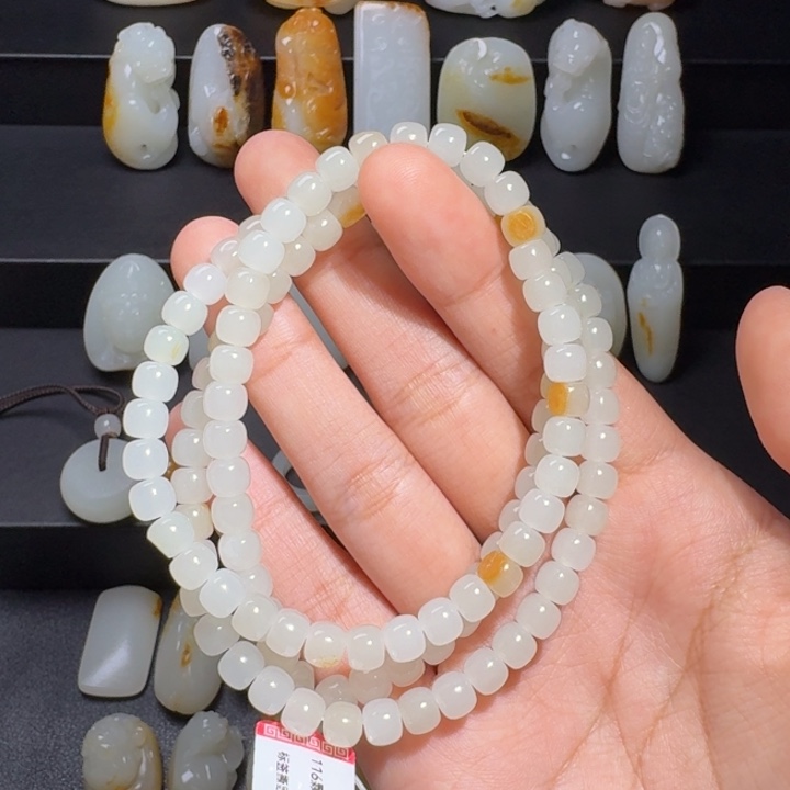 小****和田玉未镶嵌颈饰