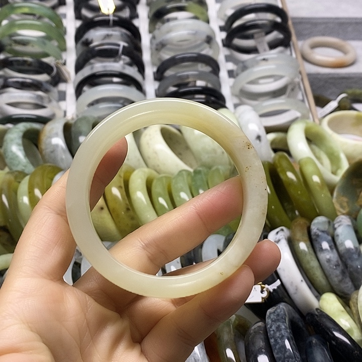 蛇纹石玉未镶嵌手镯