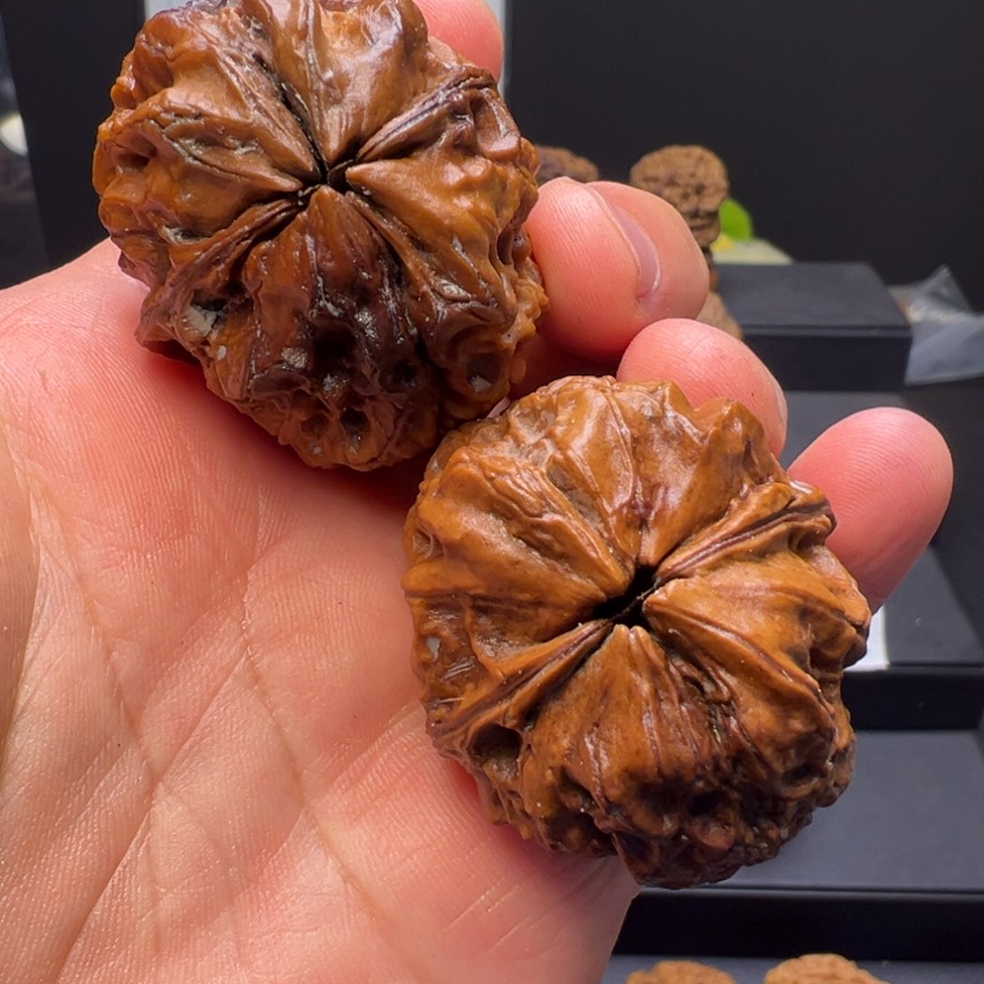 文玩核桃吊坠七彩皇冠43mm