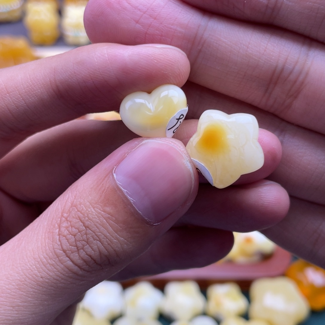 ****࿐琥珀未镶嵌裸石蜜蜡