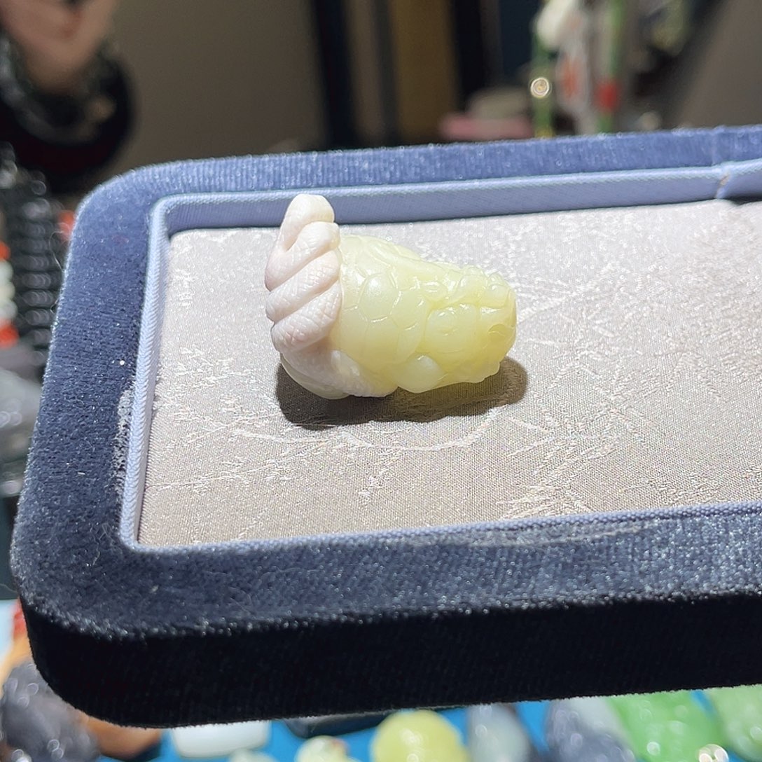 和田玉未镶嵌颈饰桃花黄口龙龟