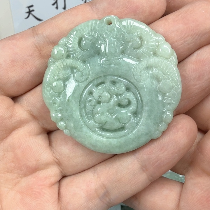 翡翠挂件未镶嵌翡翠