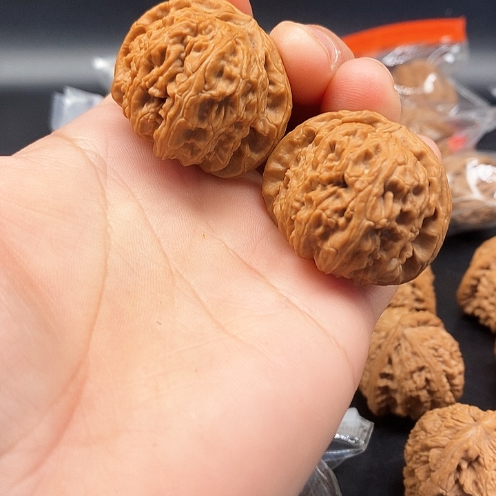 文玩核桃吊坠当***.文玩核桃白狮子