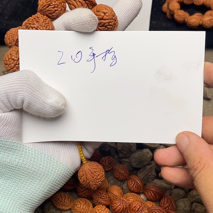 赵***恕桃核吊坠龙纹桃核的搭配
