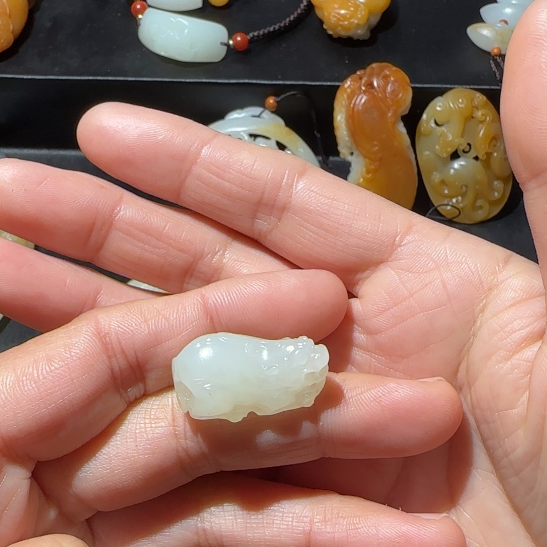 和田玉颈饰未镶嵌清****）