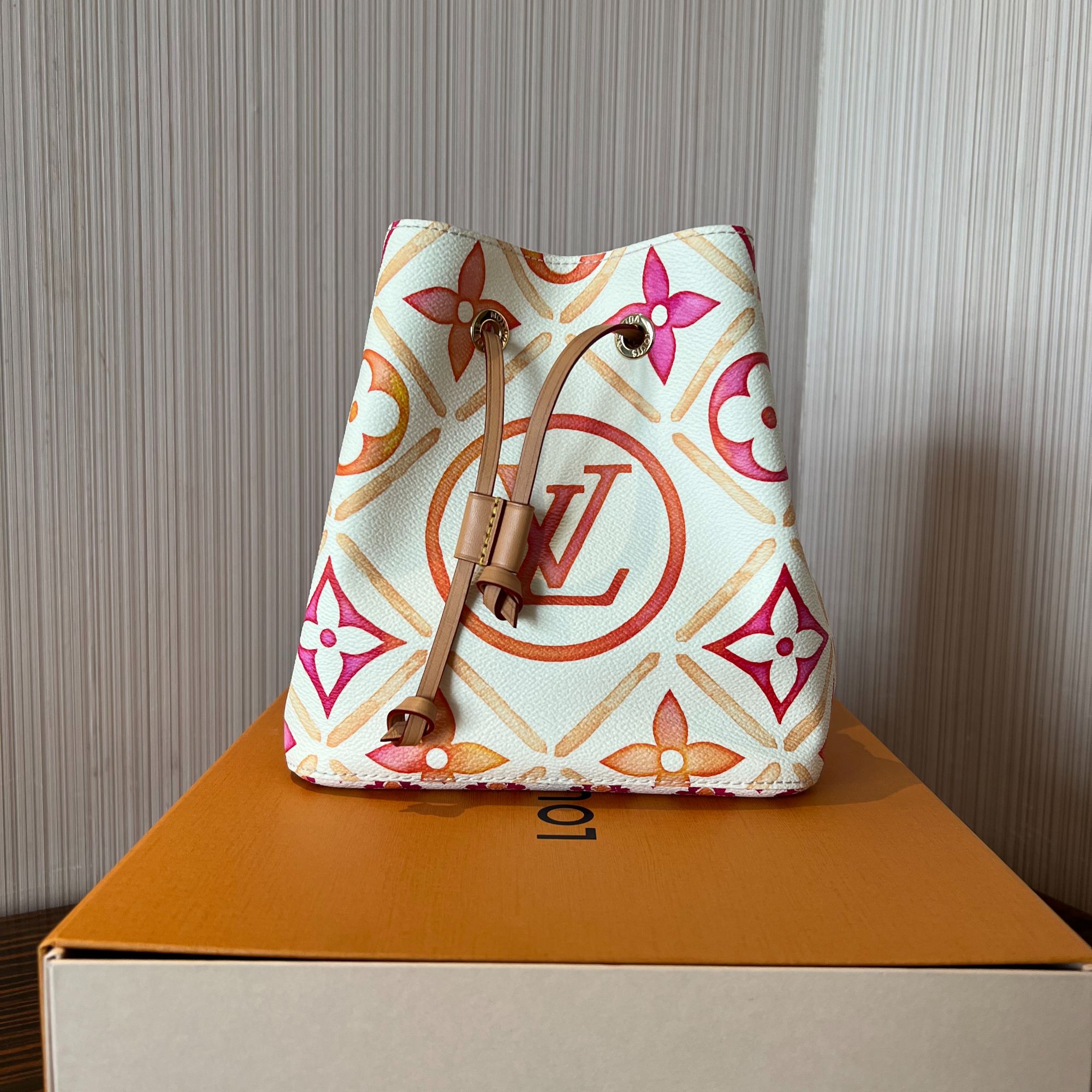 95新 LouisVuitton/路易威登 95新白色粉色印花neo 水桶包单肩包