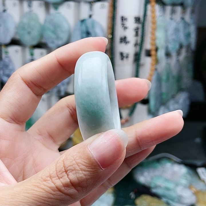 颈饰足铂镶嵌翡翠Y****翡翠