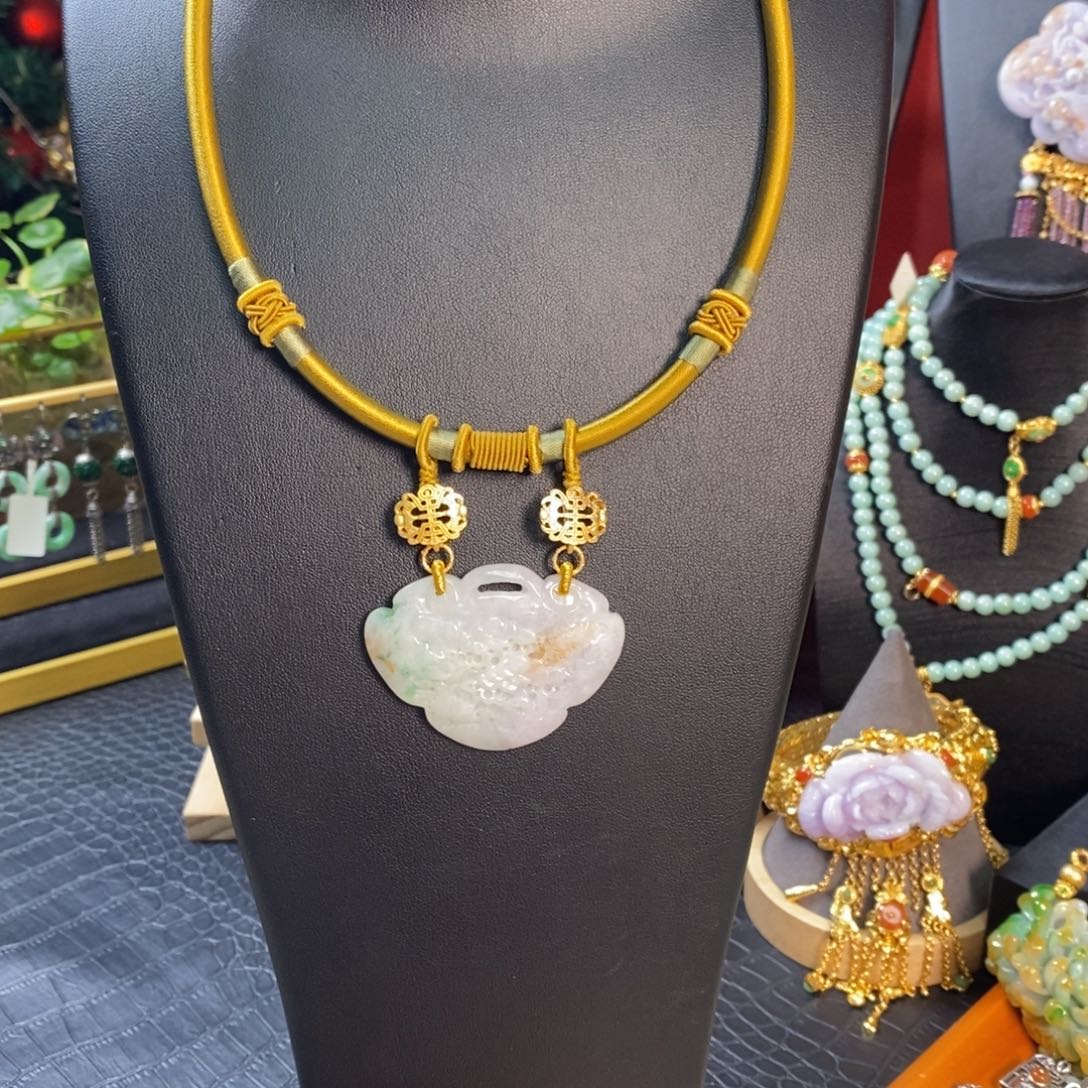 翡翠颈饰未镶嵌如意山水吊坠 炸价