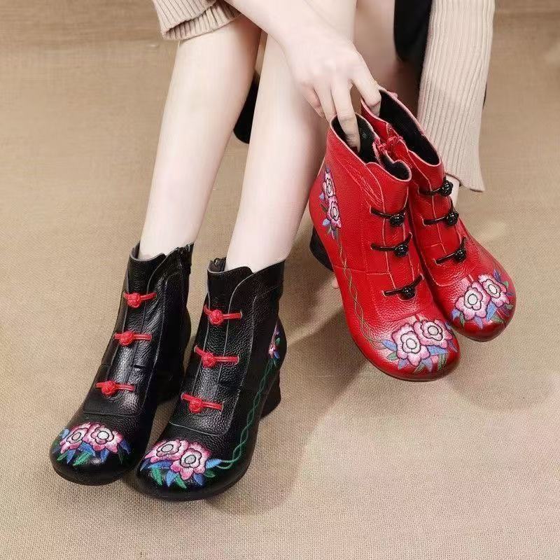 新款民族风软皮女鞋复古绣花短靴女靴子加绒保暖中老年妈妈棉鞋女
