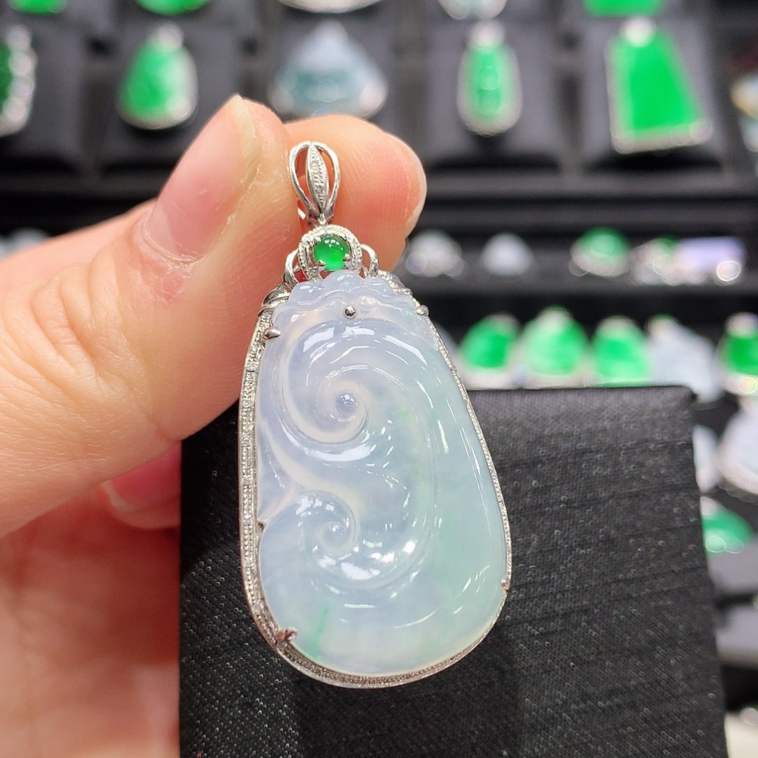 翡翠颈饰18K金镶嵌如意