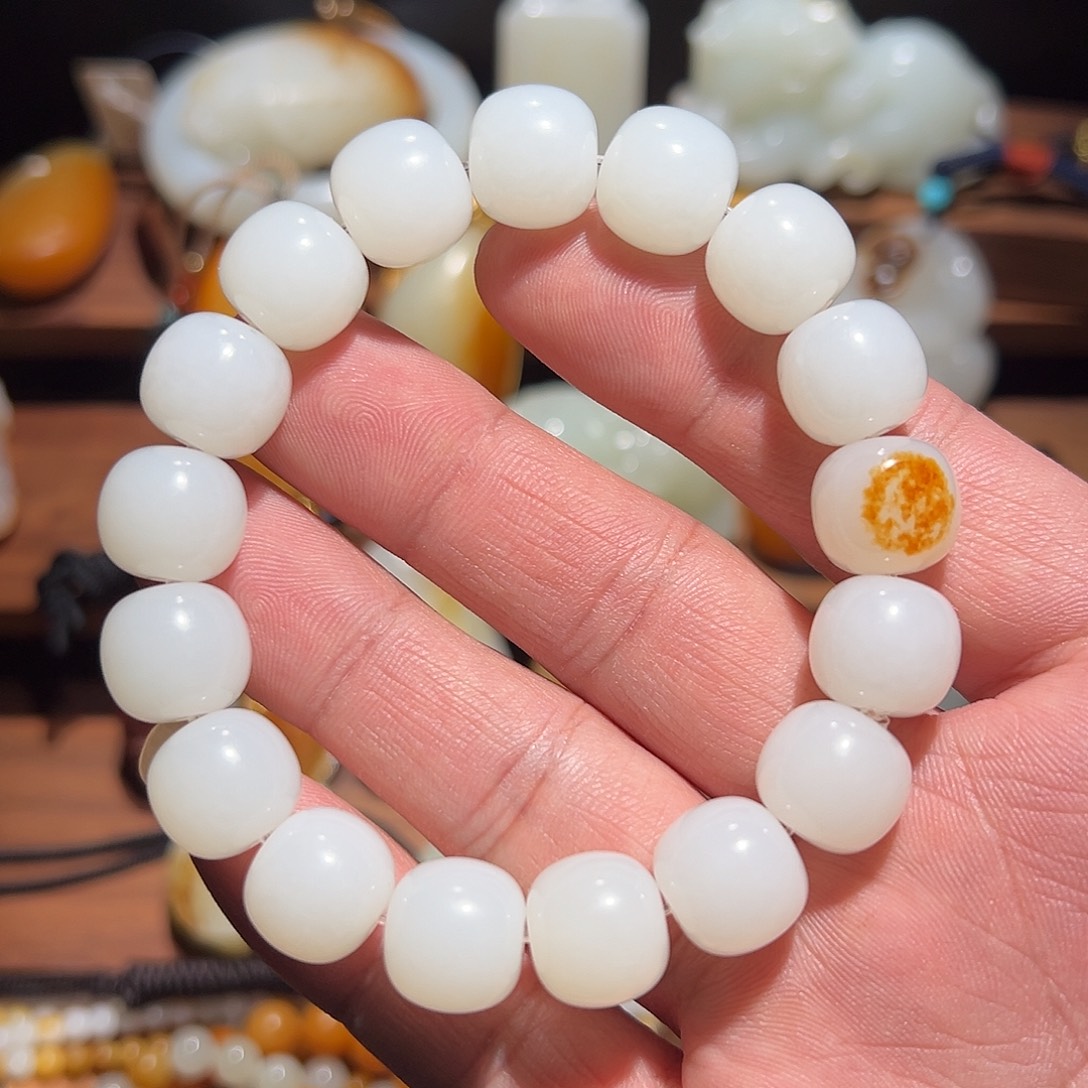 黄***猛和田玉未镶嵌颈饰