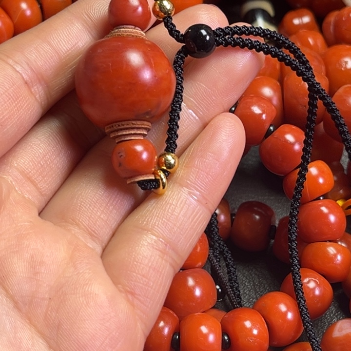 颈饰琉璃时***量琉璃………..