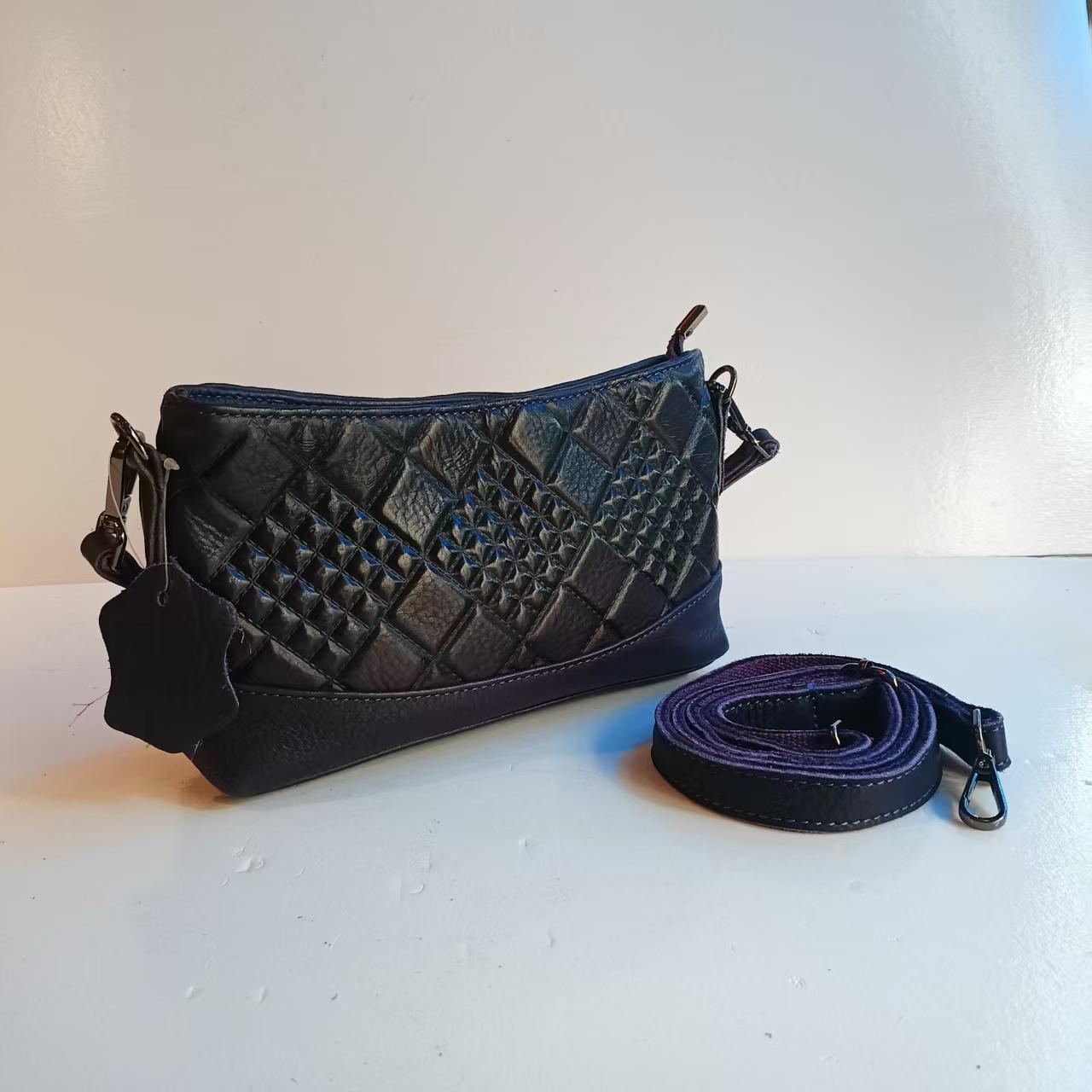 酷感来袭！这款黑色紫色斜挎包，独特菱格压纹，质感满满。