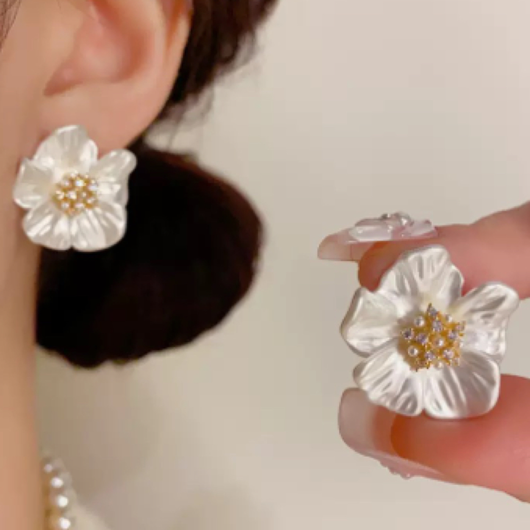 铜合金贝壳耳饰 清新白色花朵法式少女超仙耳钉锆石甜美气质耳饰