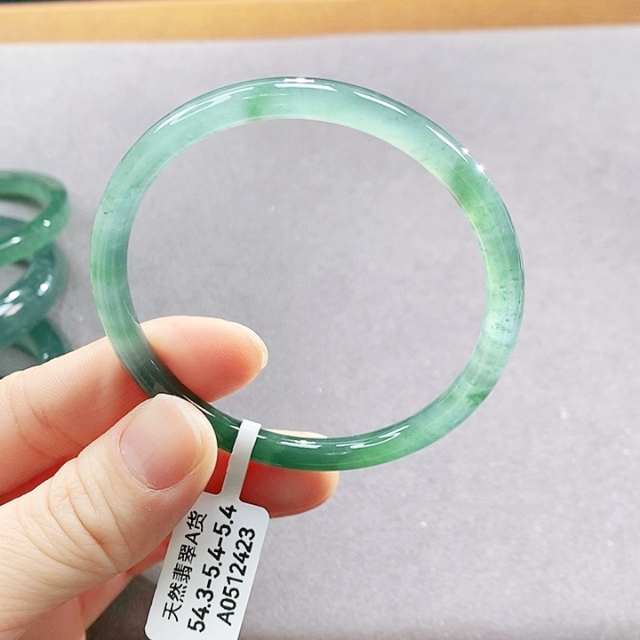 翡翠未镶嵌手镯（圆镯）