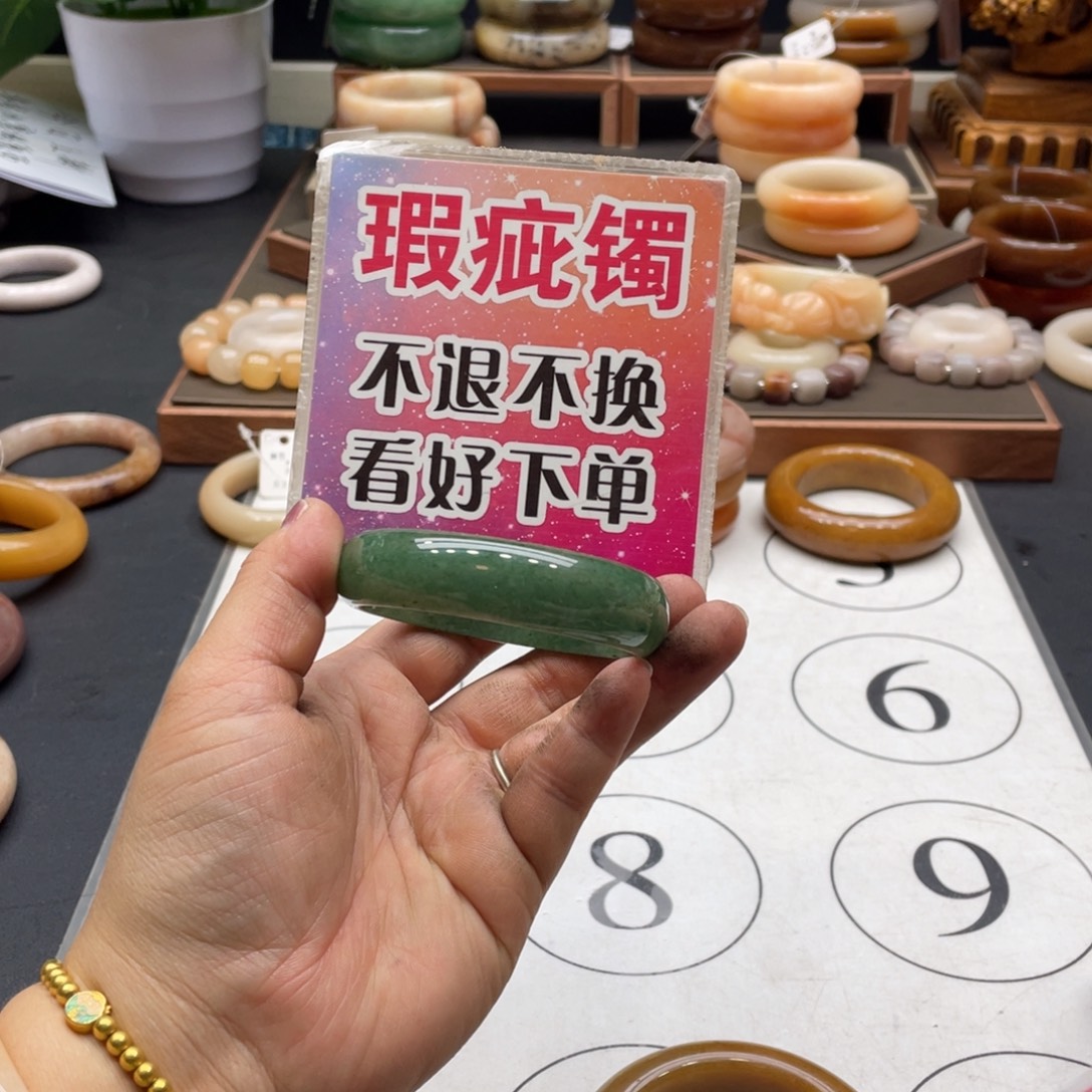 董****石英岩玉未镶嵌手镯