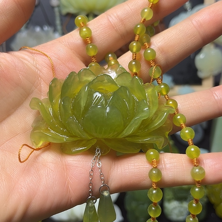 李***钰蛇纹石玉未镶嵌颈饰