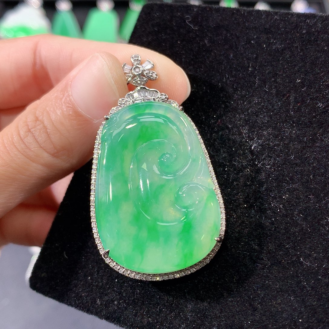 翡翠18K金镶嵌颈饰