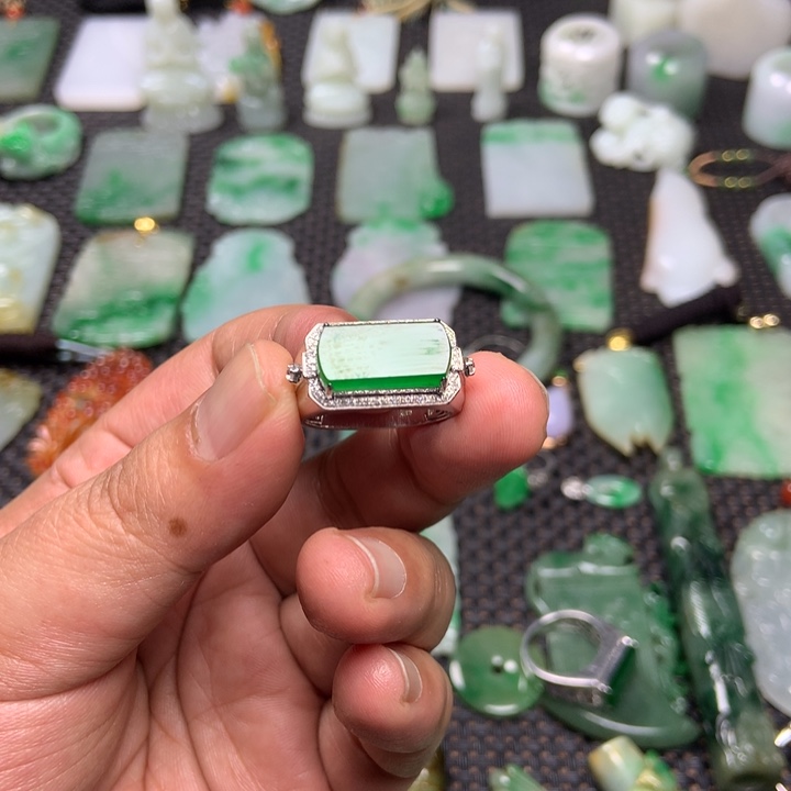 翡翠挂件18K金镶嵌祖*哥