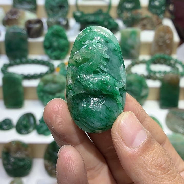 独山玉未镶嵌颈饰马牌