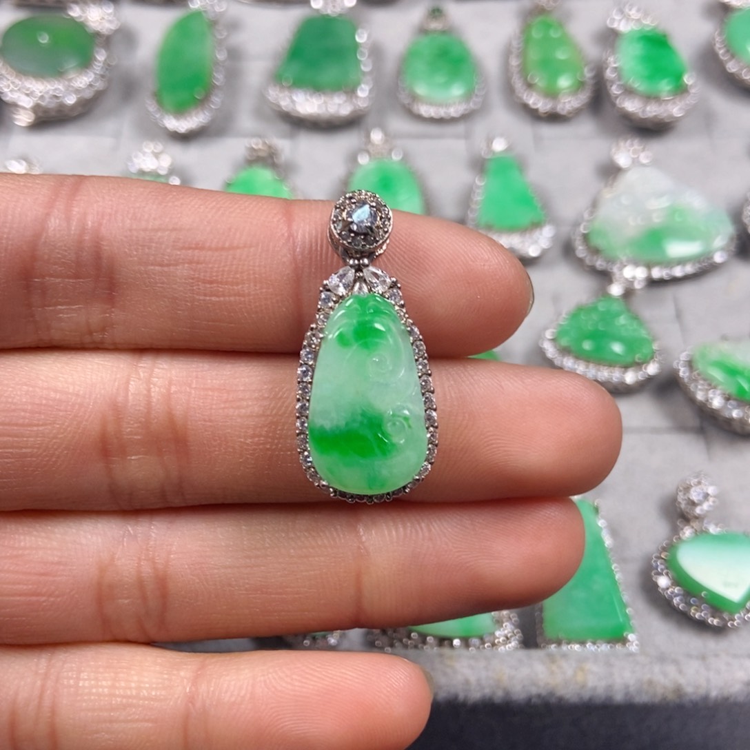 翡翠未镶嵌颈饰如意