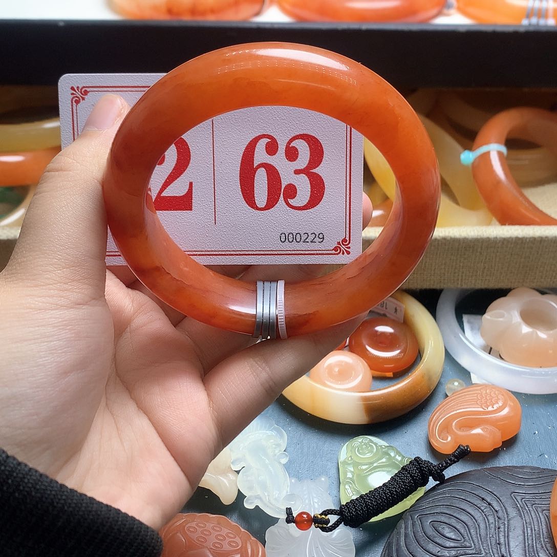 未镶嵌石英质玉（黄龙玉）手镯红**?