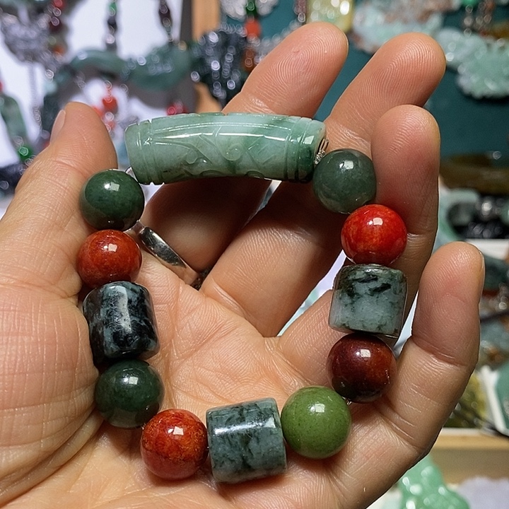 翡翠未镶嵌吊坠(赠链)