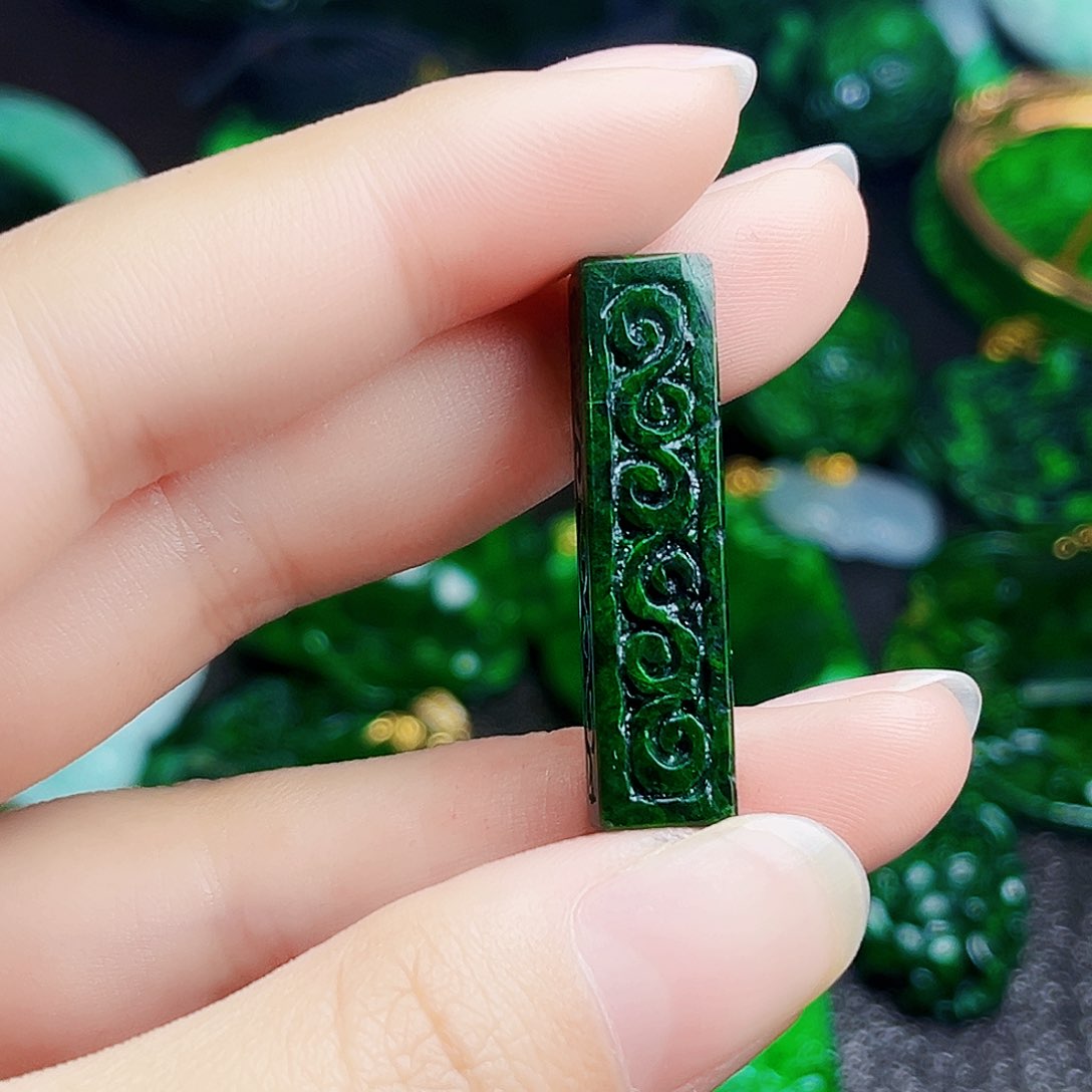 颈饰未镶嵌翡翠多样性