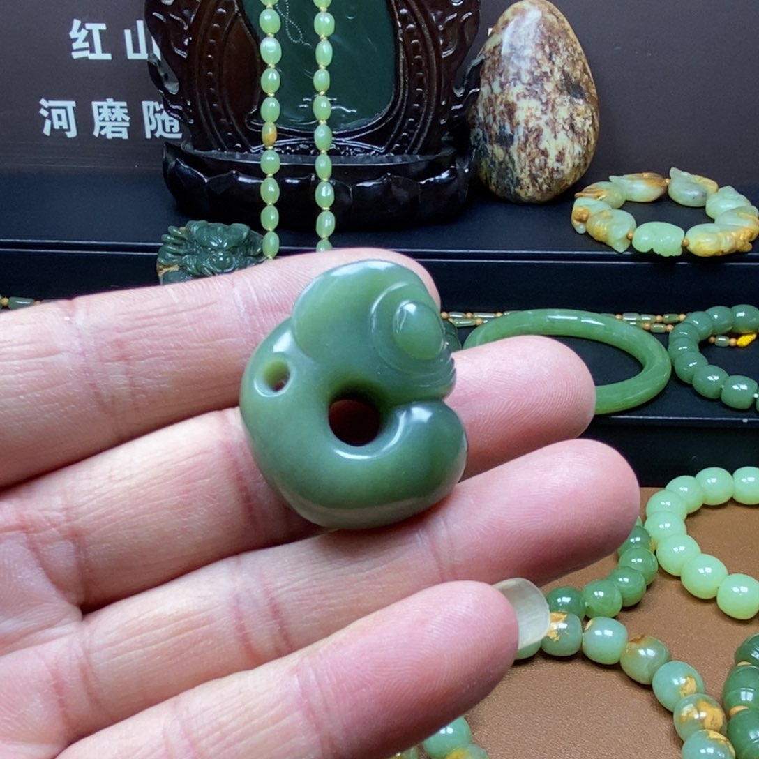 岫岩老玉（透闪石质玉）颈饰未镶嵌青*末