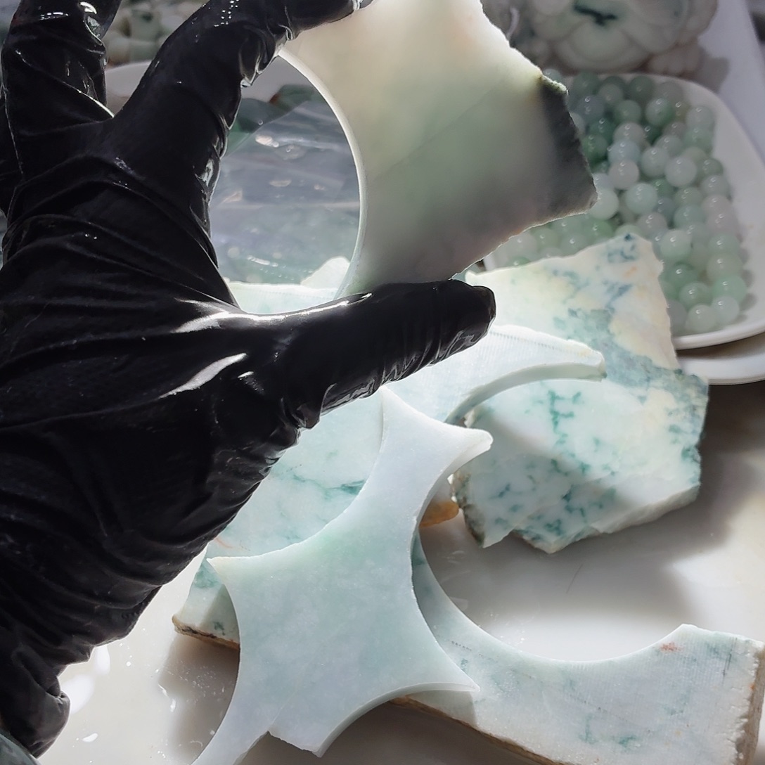 翡翠未镶嵌颈饰边角料