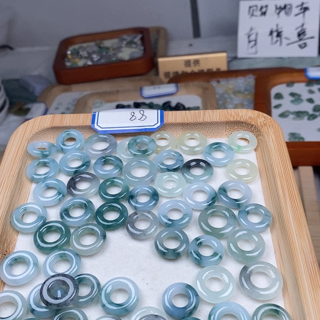 翡翠颈饰未镶嵌飘花甜甜圈88一个