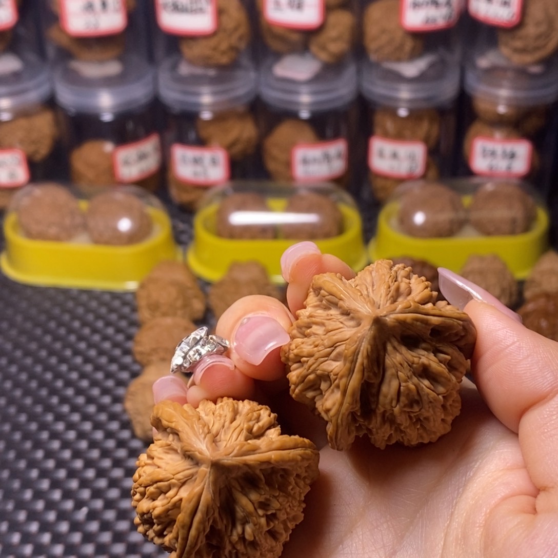 文玩核桃把件虎头奔