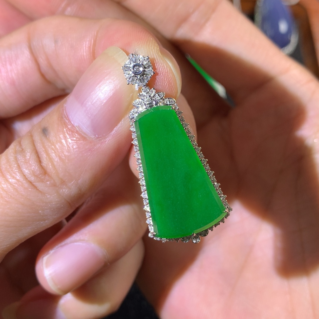 翡翠18K金镶嵌颈饰翡翠