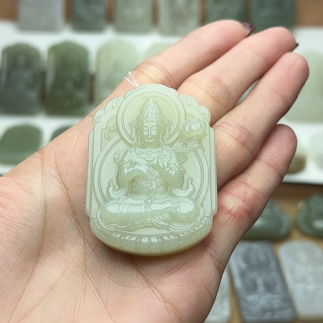 李***.和田玉未镶嵌颈饰