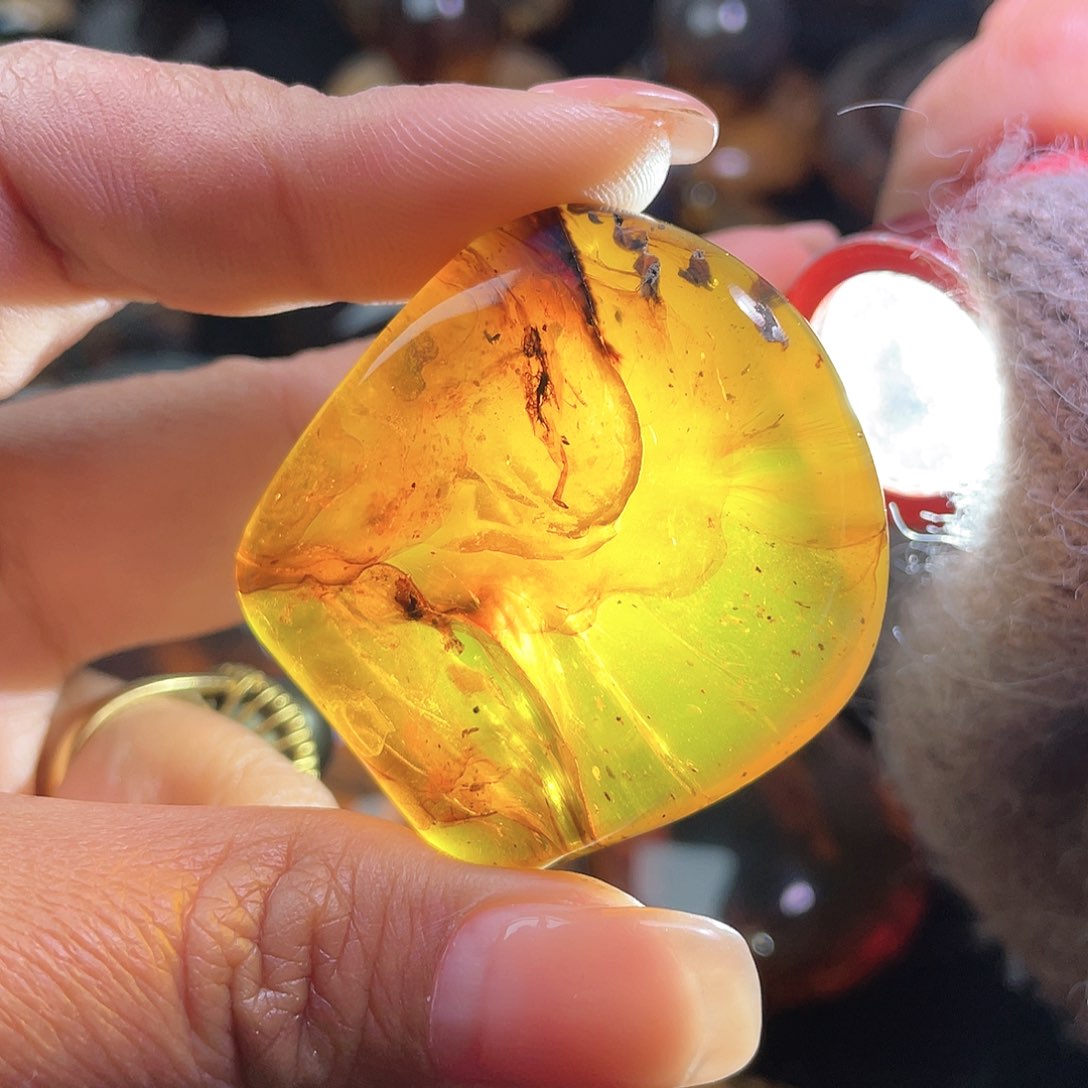 琥珀裸石未镶嵌？