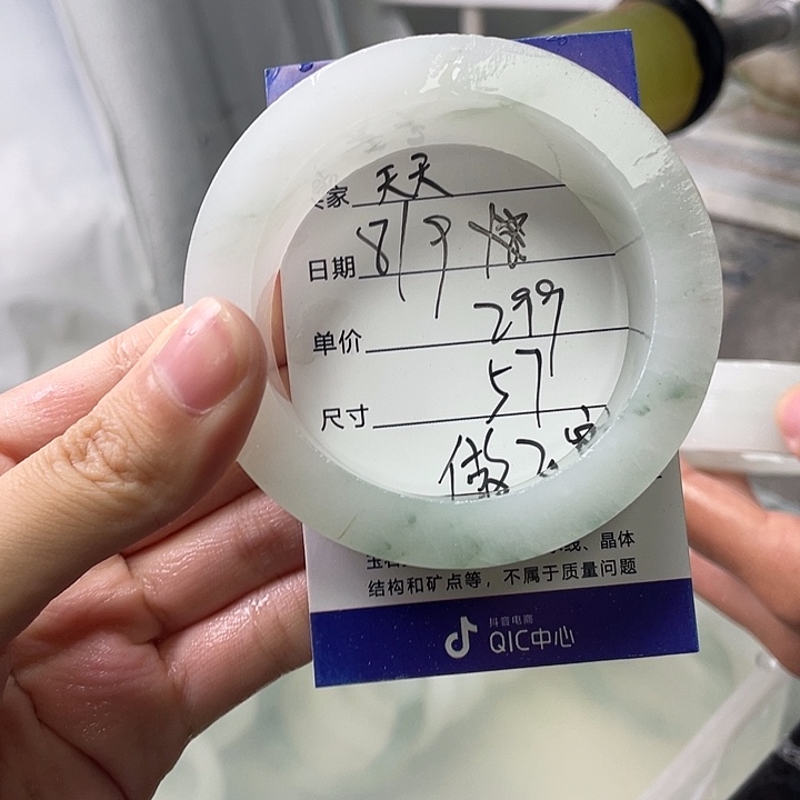 天***醒未镶嵌手镯石英岩玉定制