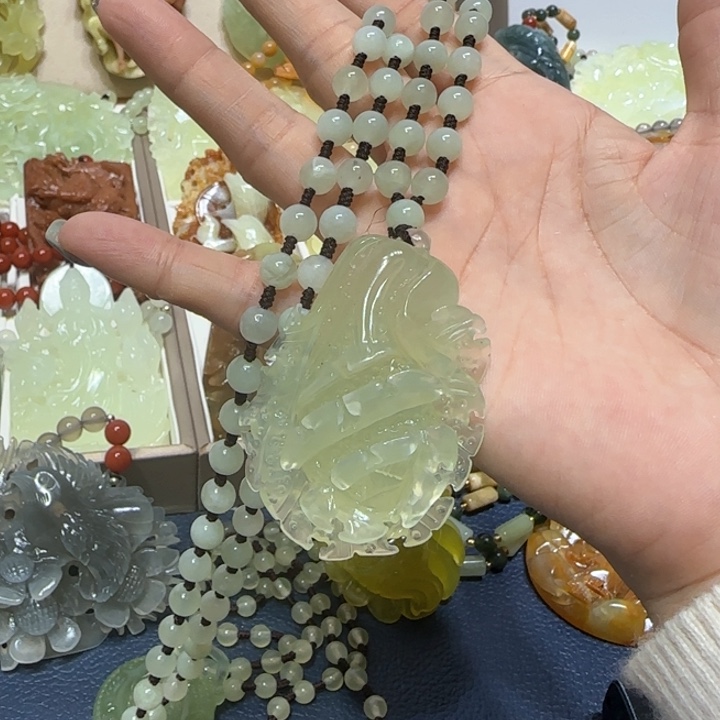 未镶嵌蛇纹石玉吊坠