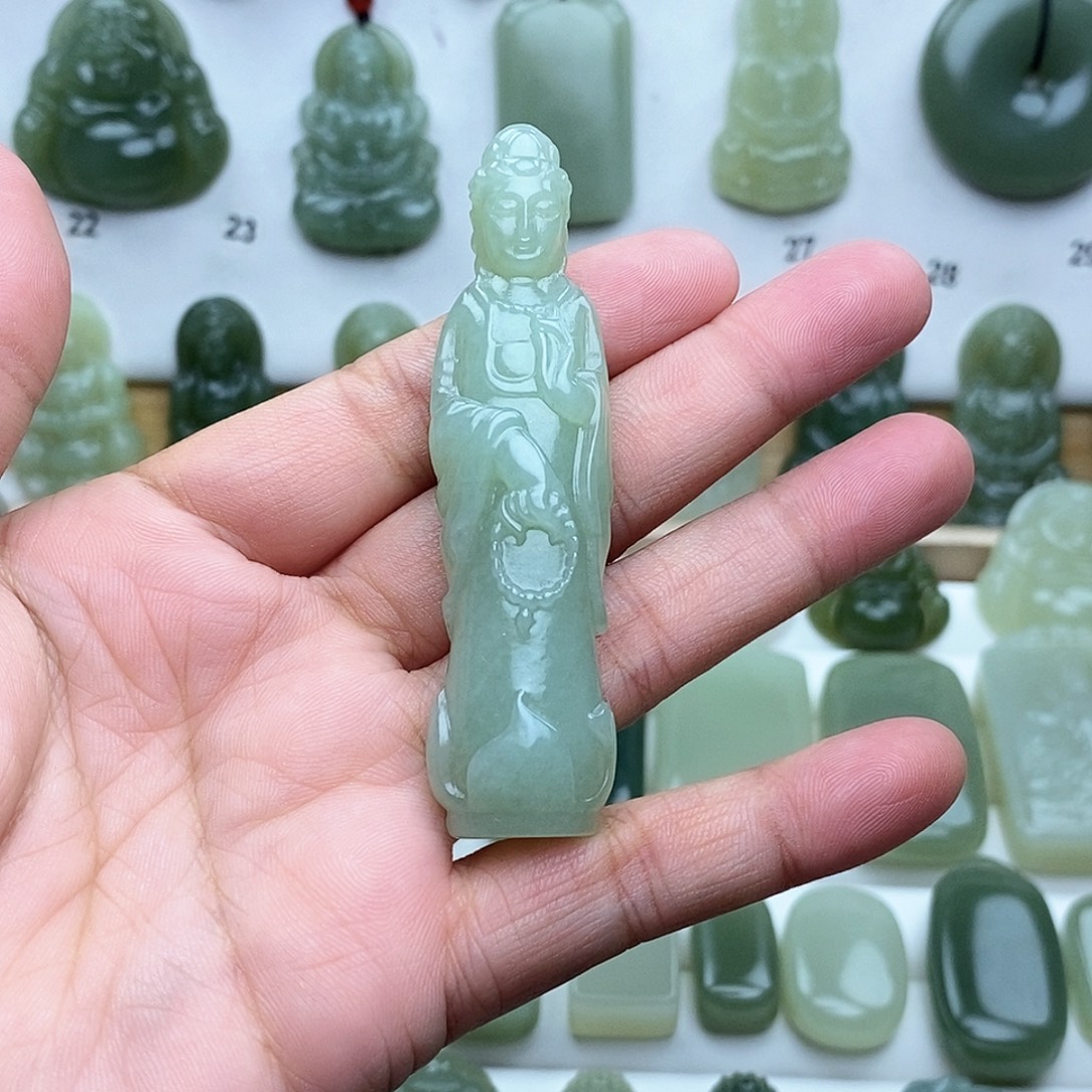 晚***。和田玉未镶嵌颈饰