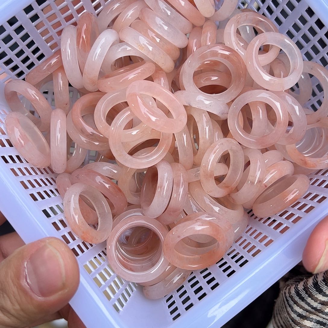 石英质玉手镯未镶嵌桃花戒指