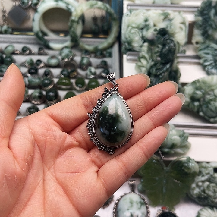 透闪石-蛇纹石玉颈饰未镶嵌