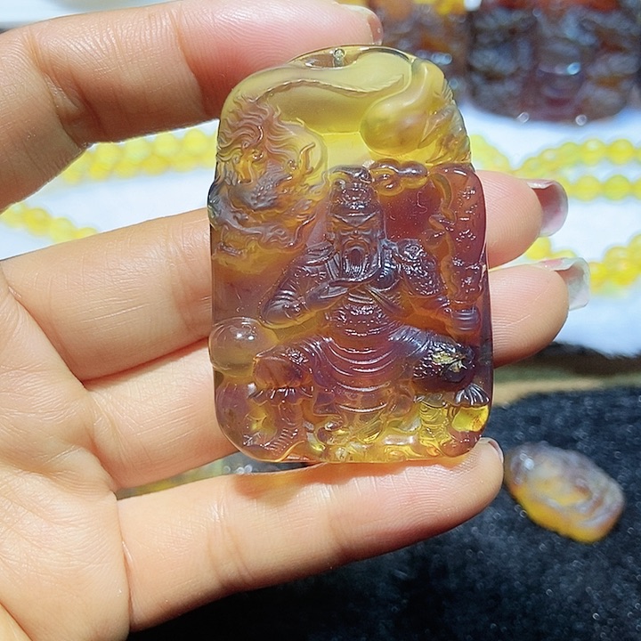 琥珀颈饰未镶嵌关公