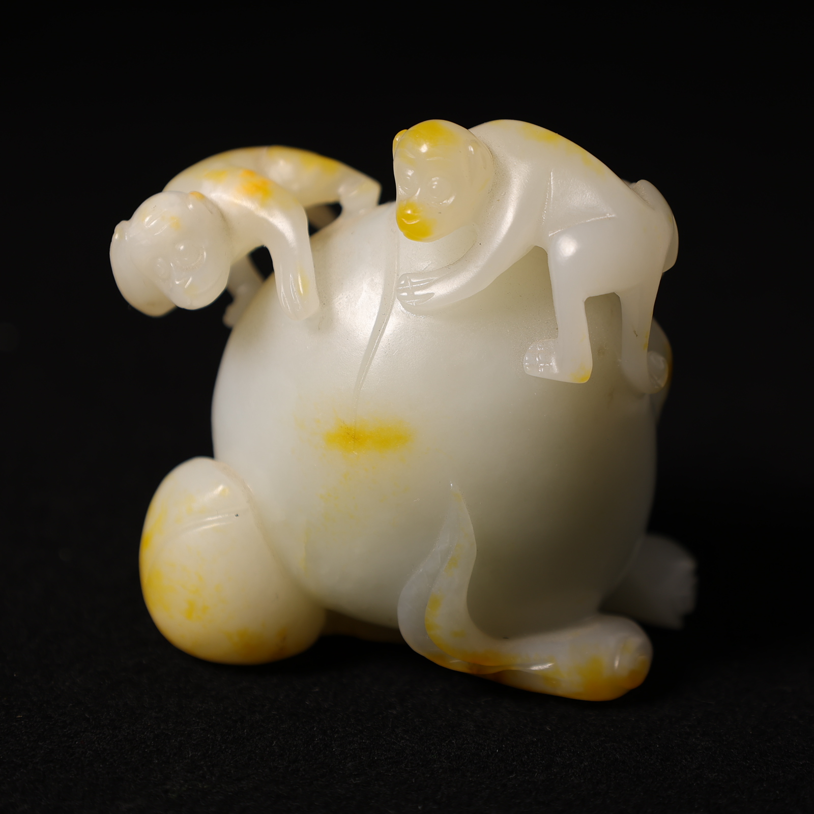 2Y39 清 和田玉灵猴献寿手把件