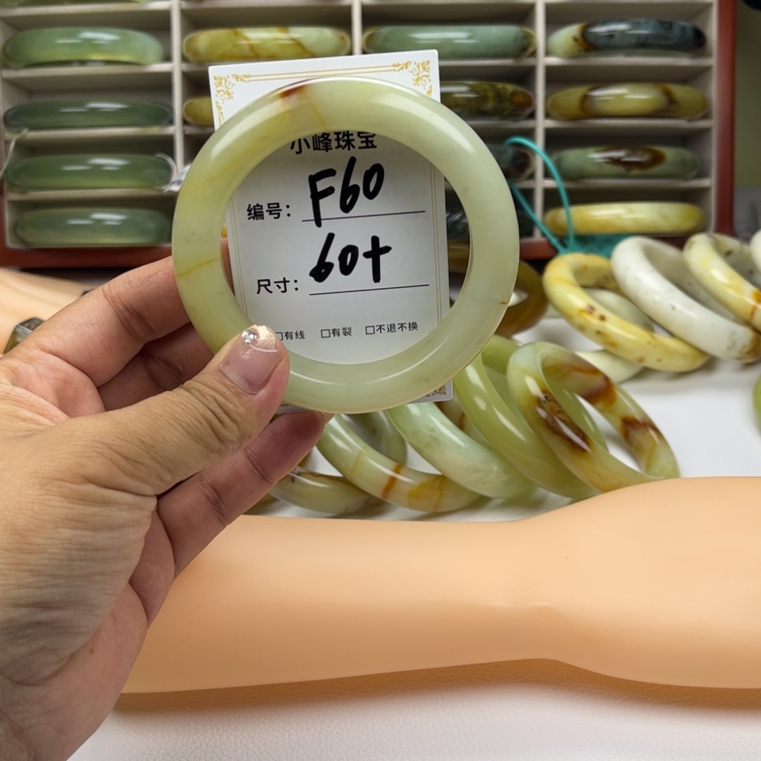 蛇纹石玉手镯未镶嵌哈*嘿