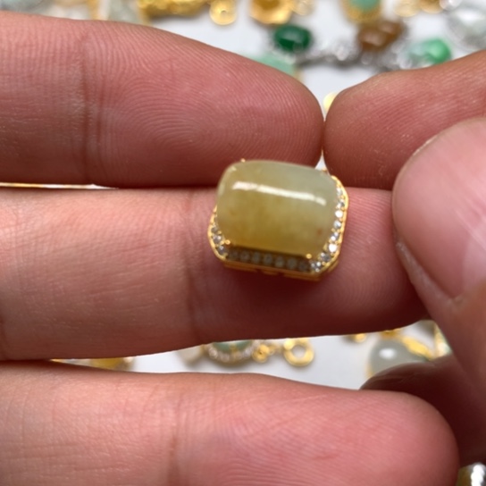 翡翠颈饰未镶嵌翡翠