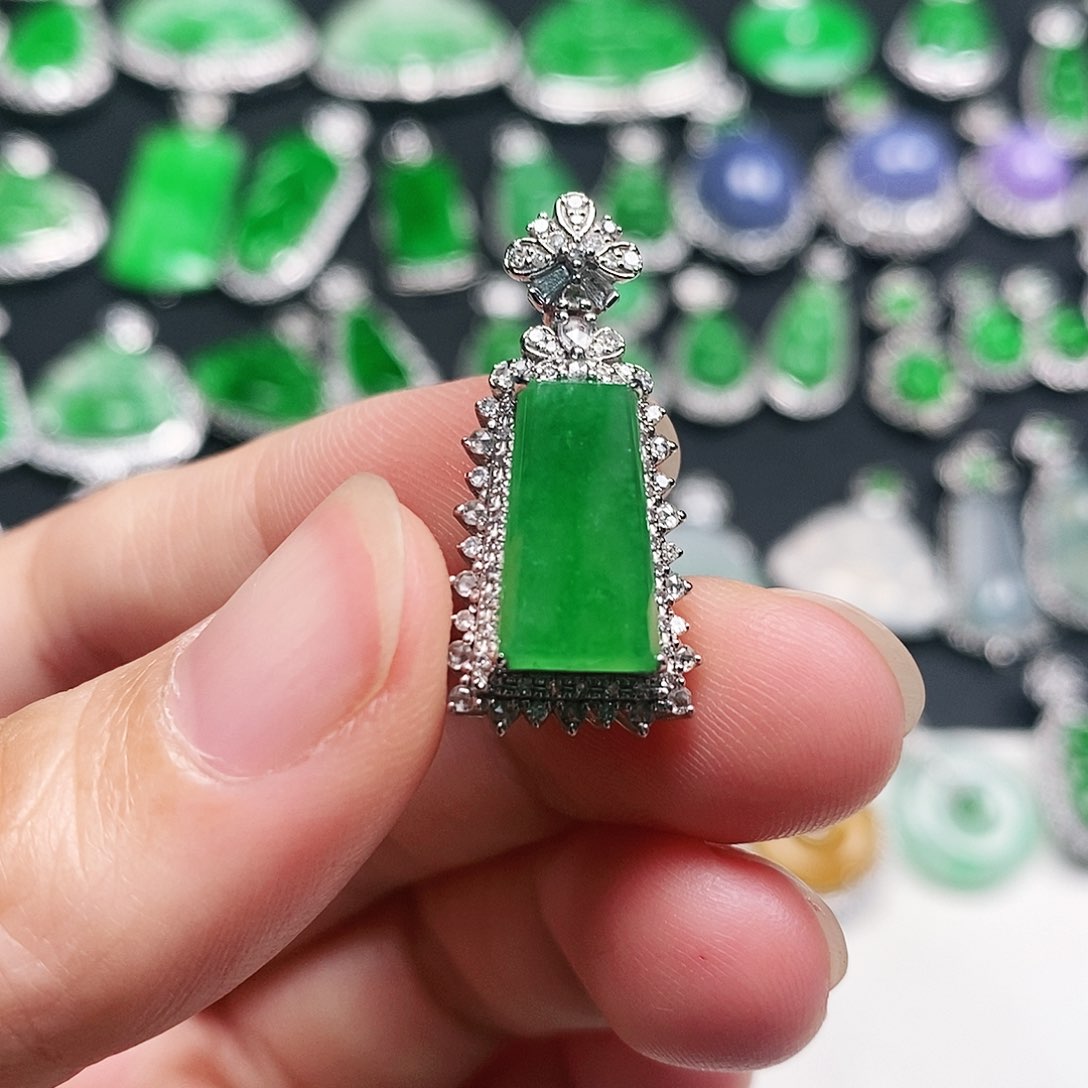 翡翠18K金镶嵌颈饰无事牌