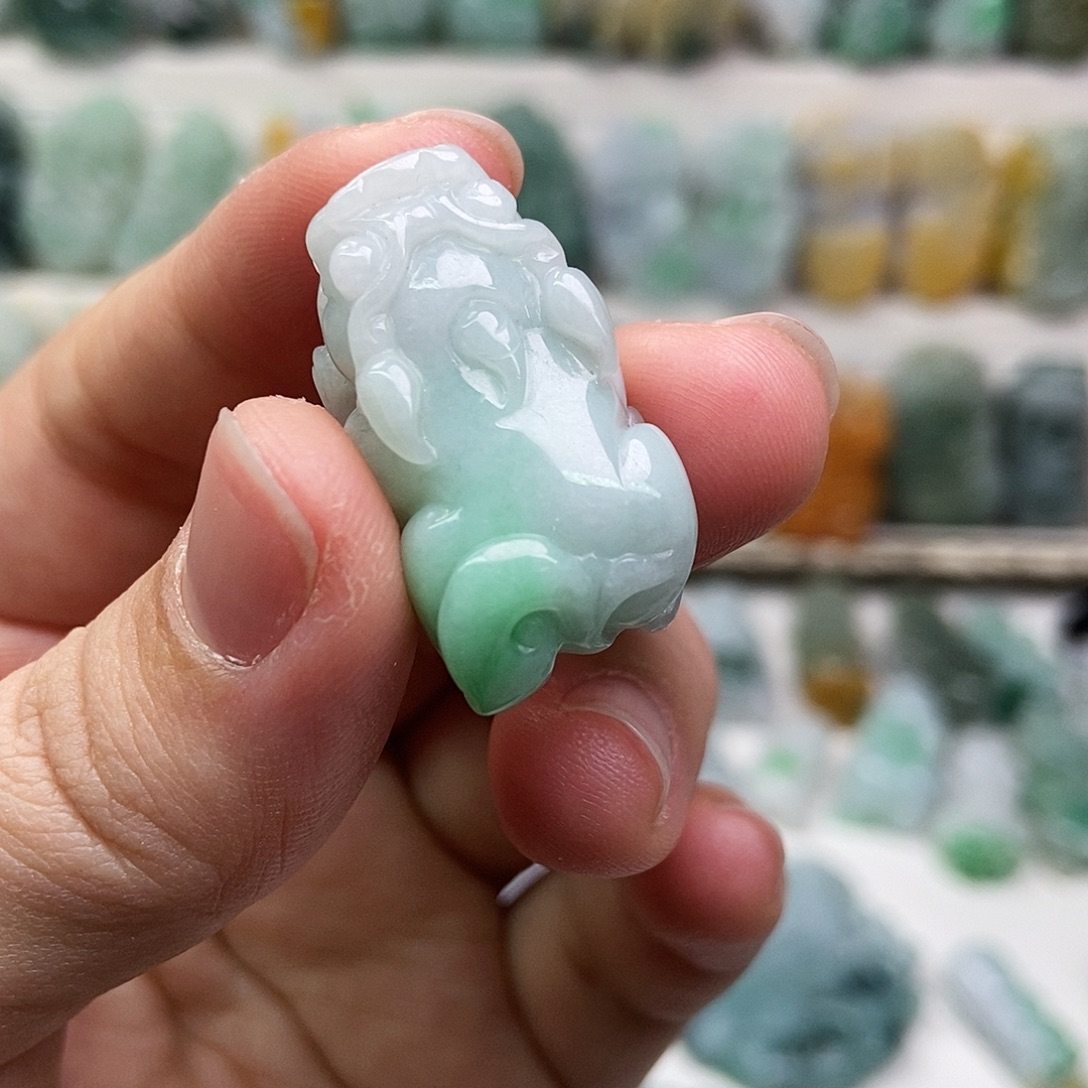 翡翠未镶嵌吊坠(赠链)