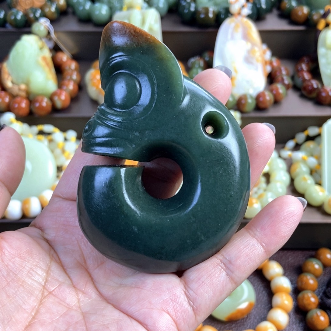 q***w透闪石质玉未镶嵌把件